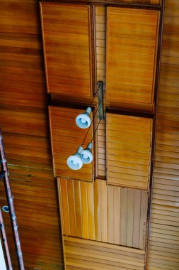 Zarif bir asılmış lamba armatürü, herhangi bir yere zerafet ve aydınlatma katıyor. İç dekorasyon, ışıklandırma tasarımı ve modern ambiyans temaları için mükemmel..