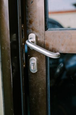 Sağlam demir bir kapı, dayanıklılık ve dayanıklılık sergiliyor zarif, endüstriyel tasarımı ile. Güvenlik, modern mimari ve sağlam yapı temaları için ideal