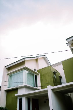 Temiz çizgileri ve çağdaş mimarisi olan gösterişli, iyi tasarlanmış evleri olan modern bir orta-uçlu konut kümesi. Kentsel yaşam, emlak ve konut geliştirme temaları için ideal.