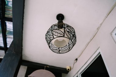 Minimalist tasarımı olan kare şeklinde bir duvar lambası, yumuşak, ortam aydınlatması sağlıyor. İç dekorasyon, modern aydınlatma donanımı ve mimari detaylar için mükemmel bir tema.