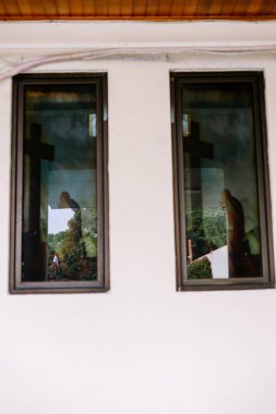 Parlak, siyah bir pencere çerçevesi, herhangi bir binaya modern ve şık bir dokunuş katıyor. Çağdaş tasarım, mimari öğeler ve kentsel estetik teması için ideal.