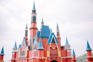 Lembang, 2 Eylül 2024. Büyük bir kale Disneyland 'e benziyor, yüksek kuleleri ve karmaşık detayları var, büyülü ve görkemli bir atmosfer yaratıyor.