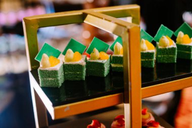 Yüzlerce renkli, şirin şekilli tatlı hamur işi bir masada sergilenmiş, konuklara servis edilmeye hazır. Çok lezzetli..