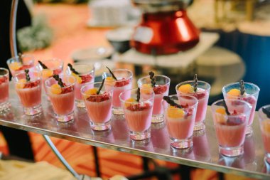 Katmanlı pudingle dolu küçük bir bardak, tatlı olarak zarifçe sunuldu. Etkinliklerde veya kafede bireysel tatlı ikram etmek için idealdir.