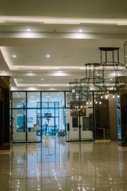 Ana salonun önünde yemek sergilemek için kullanılan bir otel antresi. Lüks ışıklandırma ve süslü demircilik dekorasyonları.