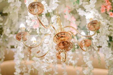 Düğün dekoratif ışıkları zarif bir şekilde düzenlenir, romantik ve büyüleyici bir atmosfer yaratır..
