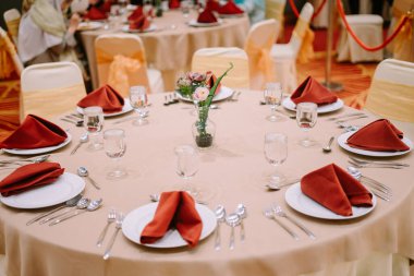 Zarif sofra takımı olan lüks otel yemek masası sofistike ve lüks bir yemek deneyimi sergiliyor..