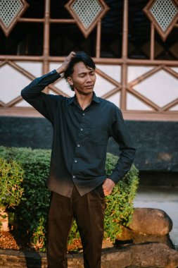 Kafası karışmış bir ifadeyle Güneydoğu Asyalı adam, kararsız ve şaşkın görünüyor. Karar verme, şüphe ve sorun çözme gibi kavramlar için idealdir