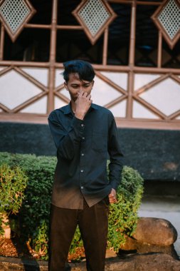 Güneydoğu Asyalı adam alnına işaret ederek derin düşüncelerini ya da fikirlerini aktarıyor. Düşünme, zeka veya problem çözme gibi kavramlar için mükemmel.