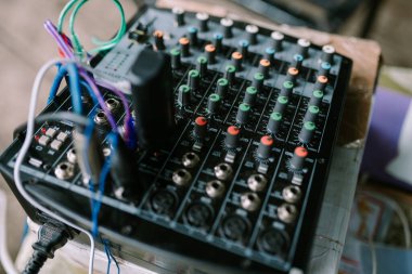 Canlı kontrolleri ve hareket halindeki ışıkları olan ses karıştırıcı ses karıştırma sanatını sergiliyor. Müzik üretimi, ses mühendisliği ve yaratıcı stüdyolar için ideal..