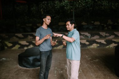 Renkli parmak arası terlikler yemyeşil çimenlerin üzerinde dinleniyor, rahat bir yaz havası yakalıyorlar. Boş zaman, tatil ve açık hava hayatı için mükemmel bir tema..