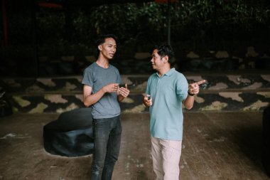 Renkli parmak arası terlikler yemyeşil çimenlerin üzerinde dinleniyor, rahat bir yaz havası yakalıyorlar. Boş zaman, tatil ve açık hava hayatı için mükemmel bir tema..