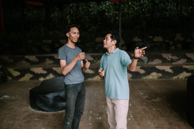 Renkli parmak arası terlikler yemyeşil çimenlerin üzerinde dinleniyor, rahat bir yaz havası yakalıyorlar. Boş zaman, tatil ve açık hava hayatı için mükemmel bir tema..