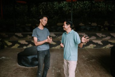 Renkli parmak arası terlikler yemyeşil çimenlerin üzerinde dinleniyor, rahat bir yaz havası yakalıyorlar. Boş zaman, tatil ve açık hava hayatı için mükemmel bir tema..