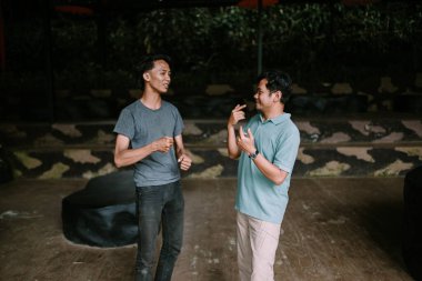 Renkli parmak arası terlikler yemyeşil çimenlerin üzerinde dinleniyor, rahat bir yaz havası yakalıyorlar. Boş zaman, tatil ve açık hava hayatı için mükemmel bir tema..