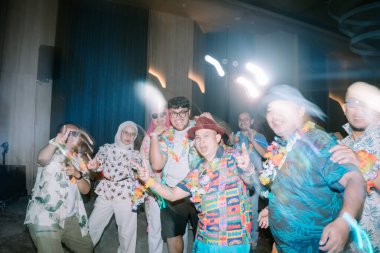 Bogor, 18 Eylül 2024. Bir gece kulübünde enerjik bir şekilde dans eden bir grup insan, canlı atmosferin tadını çıkarıyorlar. Gece hayatı, eğlence ve sosyal toplantılar için mükemmel bir tema.