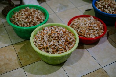 Bir kase doğranmış tavuk, pişmeye hazır..