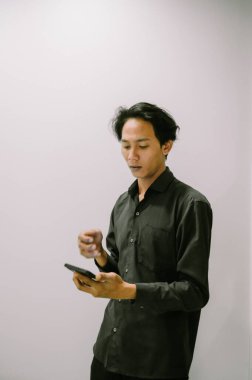 Gezici bir oyuna dalmış, boş zamanlarının tadını çıkaran genç bir adam..