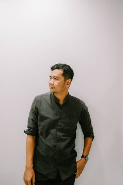 Saati olan düşünceli genç bir adam, düşünüyor..