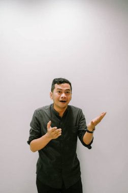 Genç bir adam coşkuyla bir şeyi açıklıyor, sohbet ediyor..