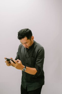 Gezici bir oyuna dalmış, boş zamanlarının tadını çıkaran genç bir adam..