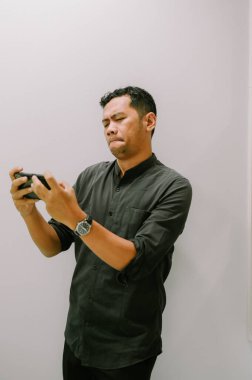 Gezici bir oyuna dalmış, boş zamanlarının tadını çıkaran genç bir adam..