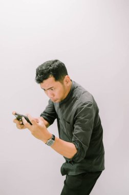 Gezici bir oyuna dalmış, boş zamanlarının tadını çıkaran genç bir adam..