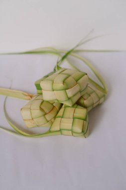 Ketupat, palmiye yapraklarından örülmüş elmas şekilli pirinç kekleri, Güneydoğu Asya 'da bayram ve şenlik ortamlarında kutlamayı sembolize ediyor. Bu geleneksel lezzet, kültürel arka plan için mükemmel olan Malezya ve Endonezya 'nın zengin aşçılık mirasını temsil ediyor.