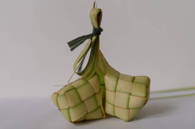 Geleneksel Ketupat 'ın yakın çekimi, örülmüş palmiye yapraklarına sarılmış pirinç köftesi. Bu leziz lezzet, özellikle Kurban Bayramı gibi bayramlarda Güneydoğu Asya 'da popülerdir. Endonezya ya da Malezya mutfağını ve mutfağını resmetmek için mükemmel