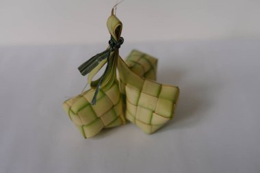 Ketupat 'a yakın, Kurban Bayramı' nda popüler olan geleneksel pirinç köftesi. Palmiye yapraklarından örülmüş, Güneydoğu Asya 'da, özellikle Endonezya ve Malezya' da bulunan bir kültür tabağıdır. Minnettarlığı ve şenlik ruhunu simgeliyor..