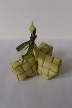 Ketupat, hindistan cevizi yapraklarından örülmüş geleneksel bir pirinç hamurudur. Etkinlik, Ramazan ve Güneydoğu Asya 'da düzenlenen Kurban Bayramı kutlamaları sırasında popüler bir yemek. Genellikle ana yemek olarak ya da aperatif tabağın bir parçası olarak sevilirdi..