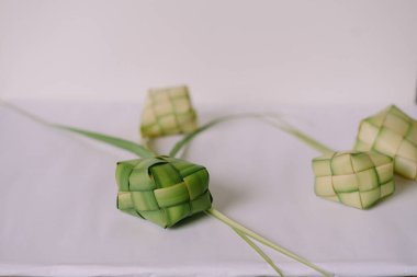 Ketupat, örülmüş genç hindistan cevizi yapraklarıyla özenle kaplanmış geleneksel bir pirinçtir. Bayram kutlamalarında sıklıkla eğlenen bu yemek, zengin kültür mirasını ve mutfak geleneklerini somutlaştırıyor. Karmaşık dokuma