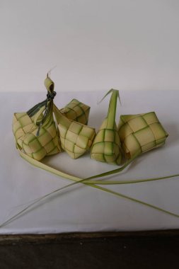 Bir grup ketupat, dokunmuş palmiye yaprağı kesesinde pişirilmiş elmas şekilli pirinç köftesi. Bu, Güneydoğu Asya 'da bayram ve bayram gibi bayramlarda aşçılık geleneklerinin bir parçası olarak verilen popüler bir yemektir.