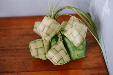 Ketupat, örülmüş palmiye yaprağı kesesinde pişirilmiş pirinç köftesidir. Bayram gibi bayramlarda servis edilen geleneksel bir yemektir. Bu kültürel lezzet Güneydoğu Asya 'da özellikle Endonezya' da popülerdir..