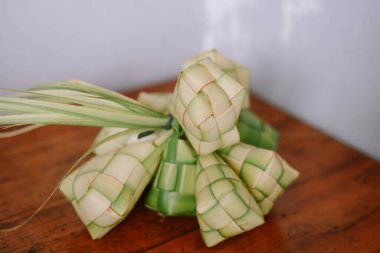 Bir demet ketupat, örülmüş pirinç köftesi, yaygın olarak Kurban Bayramı ve Kurban Bayramı kutlamalarında servis edilen popüler ve geleneksel Endonezya yemekleri. Seçici odak.