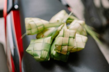 Ketupat 'ın yakın çekimi, bayram kutlamaları sırasında Malezya ve Endonezya' da yaygın olarak rastlanan geleneksel pirinç köftesi. Örülmüş palmiye yapraklarından yapılır..