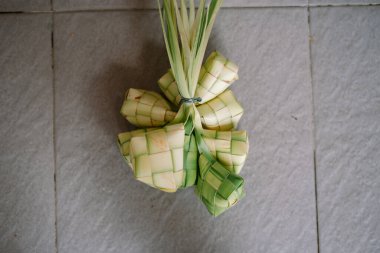 Ketupat 'a yakın, geleneksel Asya yemeği. Dokuma palmiye yapraklarında pişirilen pirinç köftesi, Güneydoğu Asya 'da bayram kutlamaları sırasında yapılan bir mutfak spesiyalitesi..