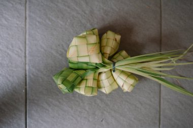 Geleneksel bir Güneydoğu Asya pirinç köftesi olan ketupat, hindistan cevizi yapraklarından örülmüştür. Bayram ve diğer festival etkinliklerinin önemli bir parçasıdır. Kutlamayı ve kültürel mirası sembolize eder..