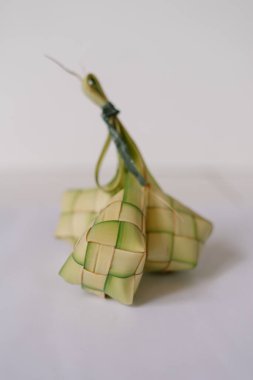 Ketupat 'ın yakın çekimi, örülmüş bir palmiye yaprağı kesesine doldurulmuş pirinç köftesi, genellikle bayram kutlamalarında servis edilir. Güneydoğu Asya 'da, özellikle Endonezya ve Malezya' da popüler bir yemektir..