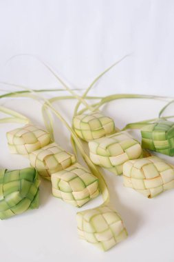 Ketupat veya pirinç hamur tatlısı, bayram döneminde sunulan yerel bir lezzettir. Hindistancevizi yapraklarından yapılmış buharda pilav, minnettarlığı ve birlikteliği sembolize ediyor. Lezzetli köri ya da rendang ile sıklıkla eğlenir ve ünlüye şenlikli bir dokunuş katar.