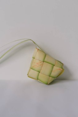 Ketupat 'ın stüdyo çekimi, geleneksel hindistan cevizi yapraklarından yapılmış pirinç keki kaplaması, Kurban Bayramı' nda kullanılıyor. Beyaz arkaplanda izole.