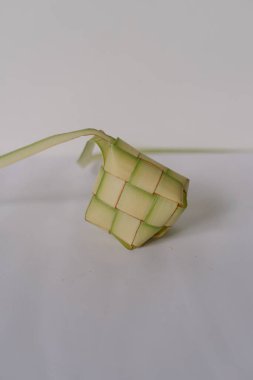 Tek ketupa, örülmüş hindistan cevizi yapraklı pirinç köftesi. Güneydoğu Asya 'da popüler bir yemek. Bayram kutlamalarında sıkça servis edilir. Festivalleri ve kültürel önemi temsil eden geleneksel bir yemektir..