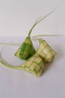 Ketupat, geleneksel pirinç köfteleri, bayram kutlamalarında servis edilir. Bu hamur köfteleri örülmüş hindistan cevizi yapraklarına sarılmış ve Güneydoğu Asya 'da bayramın leziz bir yemek sembolü..
