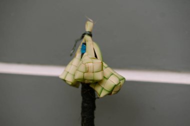 Geleneksel pirinç hamur tatlısı olan örülmüş ketupat 'ın yakın çekimi, genellikle Kurban Bayramı gibi bayramlarda yapılır. Elmas şekilli kese genç hindistan cevizi yapraklarından yapılmıştır..