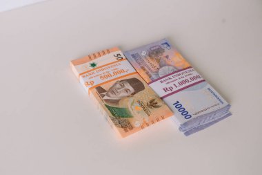 Endonezya Rupiah banknotlarının temiz beyaz arkaplan üzerine yakın plan çekimleri. Endonezya 'da finans, zenginlik, ekonomi ve yatırım kavramlarını resmediyor.
