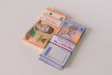 Endonezya rupia banknotları temiz beyaz bir yüzeye düzgünce istiflenmiş. Endonezya 'da finans, ekonomi ve yatırım umutlarını temsil ediyor.