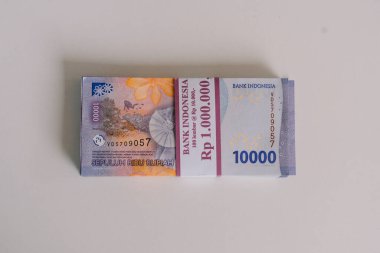 Ekonomik yatırım ve finansmanı resmeden Endonezya Rupiah banknotları. Para birikimi, zenginlik ve Endonezya ekonomisini temsil eden kurum, tasarruf, sermaye ve mali bolluğu temsil etmektedir..