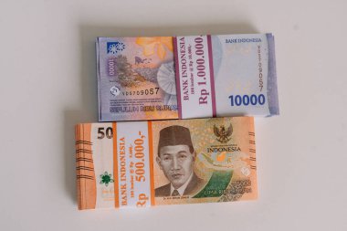 Endonezya Rupiah banknotlarının üst üste dizilmiş hali, finansal refah ve ekonomik gücü temsil ediyor. Servet, yatırım ve Endonezya para biriminin değerini gösteriyor. Finansman ve işle ilgili içerik için uygun.