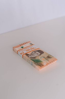 Endonezya Rupiah banknotlarından oluşan düzgün bir yığının yakın plan çekimi, bir araya getirilmiş. Servet, finans ve Endonezya ekonomisini sembolize eder. Finansal kavramlar, bankacılık, yatırımlar ve ekonomik büyüme için ideal.