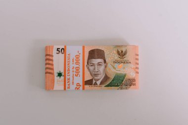 Bir yığın Endonezya rupia banknotları. Yasal ihaleyi gösteren Endonezya para ve finansmanına odaklan. Tasarruf, bütçe, iş ve Endonezya ile ilgili ekonomik kavramları resmetmeye uygundur.